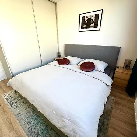 S Klimatizaciou A Balkonom Pri Letisku Bts Apartment *