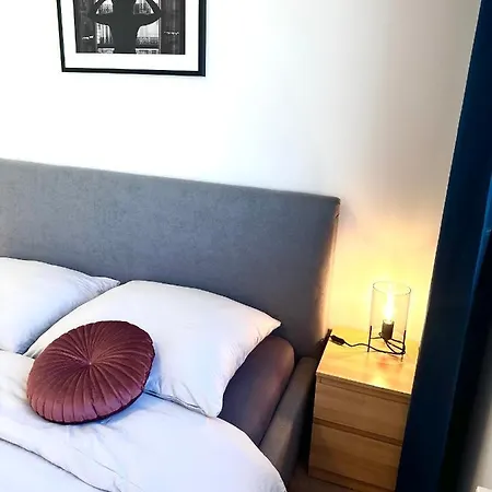 S Klimatizaciou A Balkonom Pri Letisku Bts