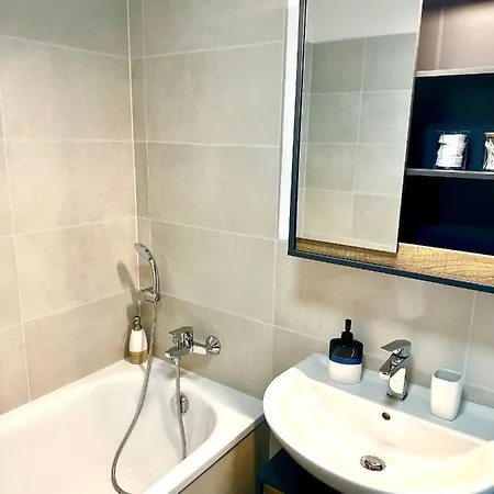 Apartment S Klimatizaciou A Balkonom Pri Letisku Bts *