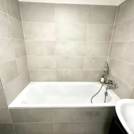 Apartment S Klimatizaciou A Balkonom Pri Letisku Bts *