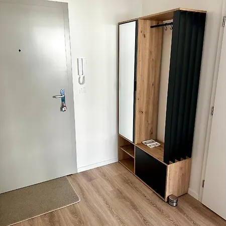 S Klimatizaciou A Balkonom Pri Letisku Bts Apartmán