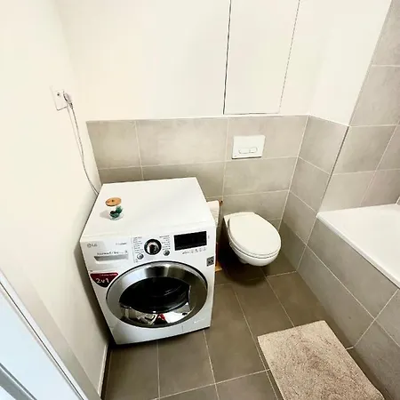 S Klimatizaciou A Balkonom Pri Letisku Bts Apartmán