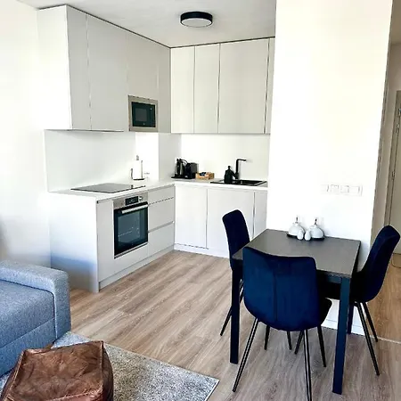 S Klimatizaciou A Balkonom Pri Letisku Bts Appartement