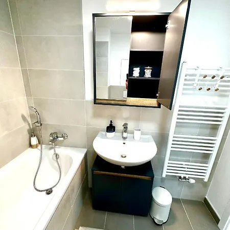 S Klimatizaciou A Balkonom Pri Letisku Bts *